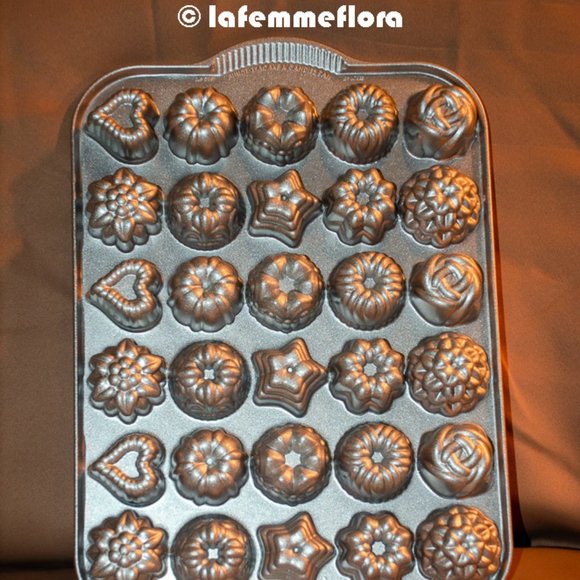 Nordic Ware Mini Tea Cake Pan - Picture 1 of 4